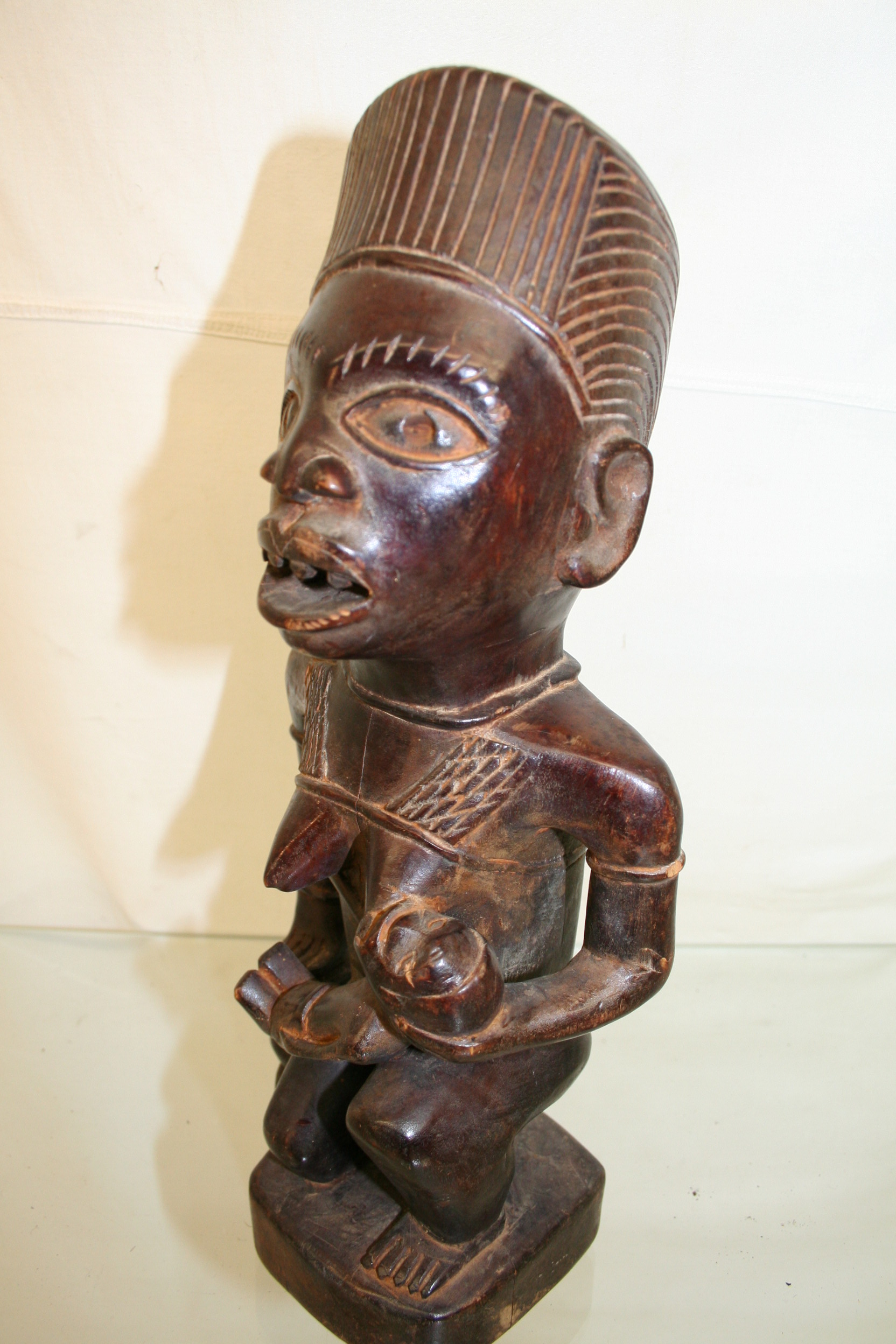 kongo(maternité), d`afrique : rép dém;du Kongo, statuette kongo(maternité), masque ancien africain kongo(maternité), art du rép dém;du Kongo - Art Africain, collection privées Belgique. Statue africaine de la tribu des kongo(maternité), provenant du rép dém;du Kongo, 1674: maternité Kongo:femme ancêtre de haut rang agenouillée et portant son enfant sur ses genoux 28cm.ancienne patine début du 20eme sc.

Kongo moederschapsbeeld 28cm.h.Het stelt een neergeknielde voorouder vrouw  voor van hoge rang met halssnoer  en kapsel,mooie skarifikaties;oude patine 1ste helft 20 eeuw.







. art,culture,masque,statue,statuette,pot,ivoire,exposition,expo,masque original,masques,statues,statuettes,pots,expositions,expo,masques originaux,collectionneur d`art,art africain,culture africaine,masque africain,statue africaine,statuette africaine,pot africain,ivoire africain,exposition africain,expo africain,masque origina africainl,masques africains,statues africaines,statuettes africaines,pots africains,expositions africaines,expo africaines,masques originaux  africains,collectionneur d`art africain